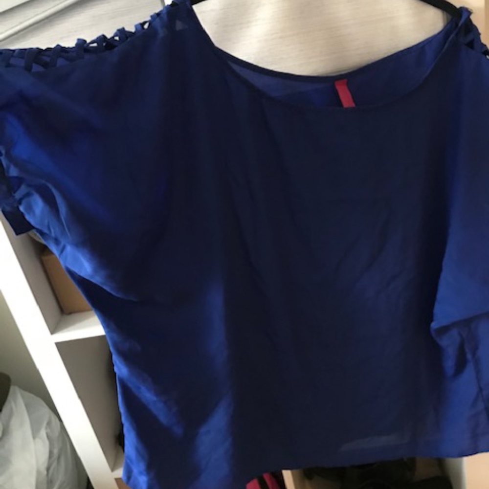 3/$20🔥 Blue Top with Arm Detail